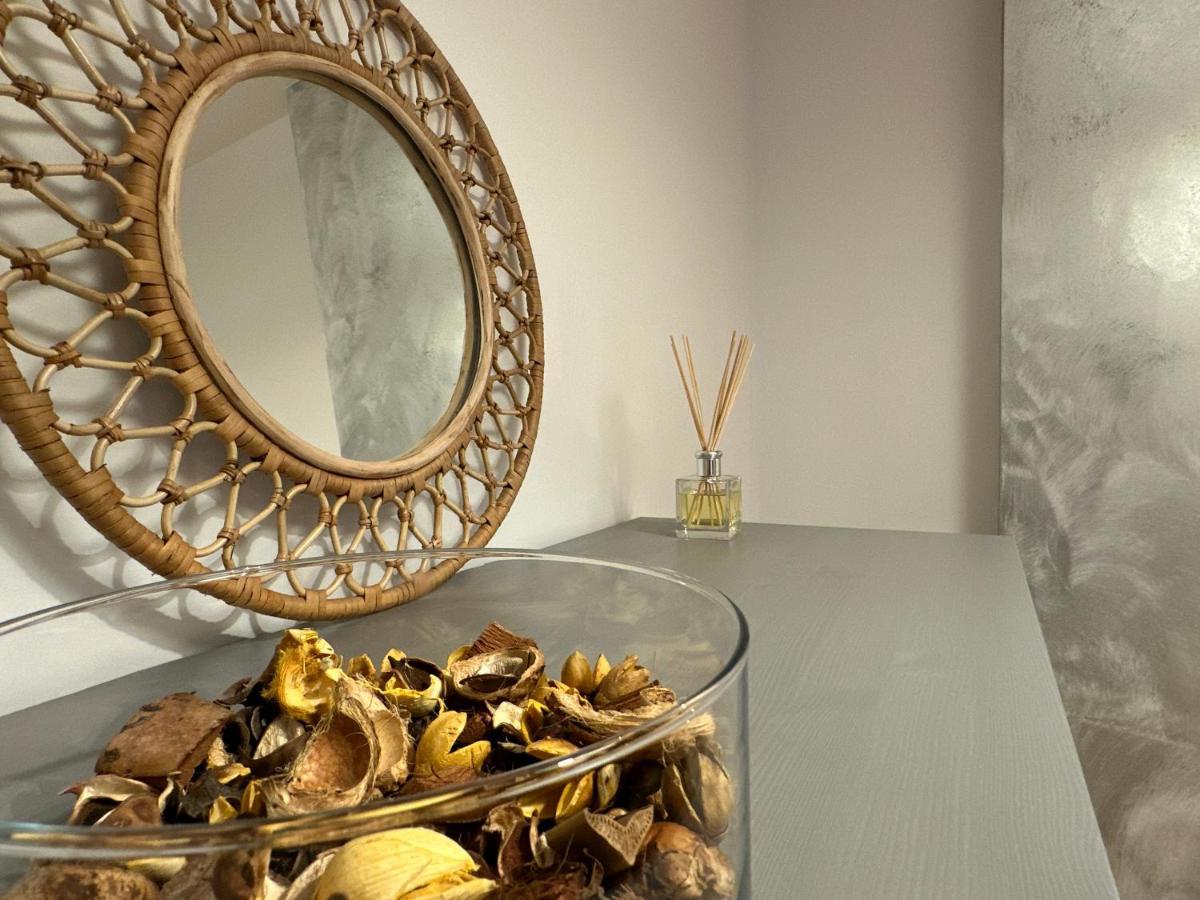 Art Apartment Bukares Bagian luar foto