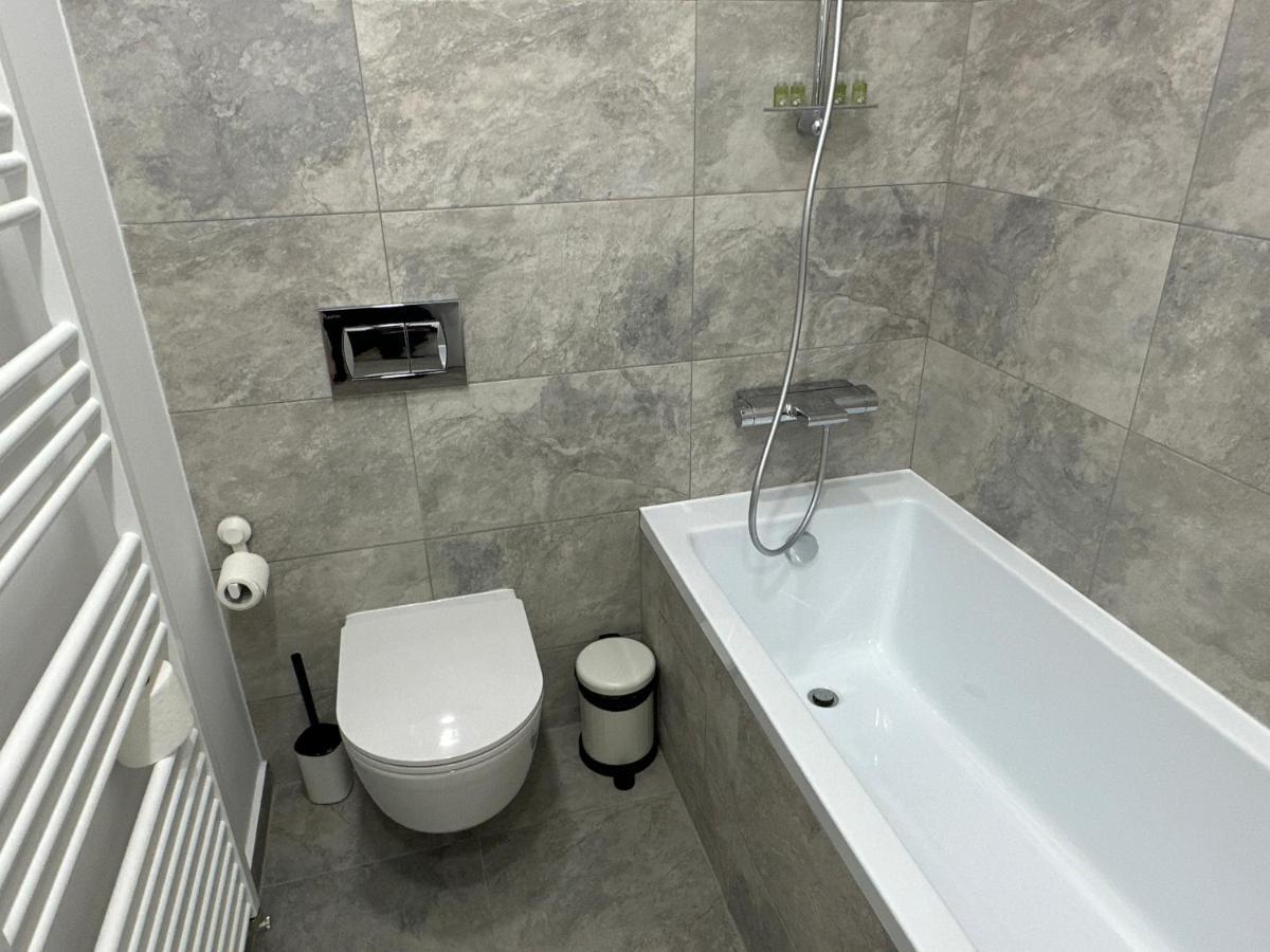 Art Apartment Bukares Bagian luar foto
