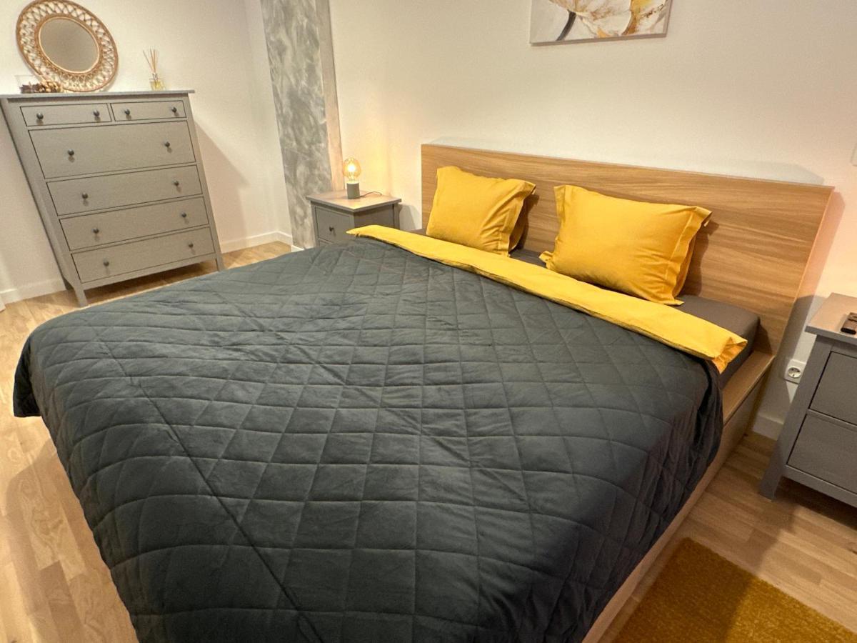 Art Apartment Bukares Bagian luar foto