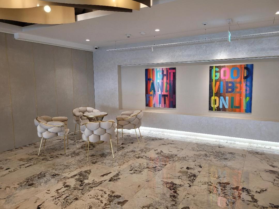 Art Apartment Bukares Bagian luar foto