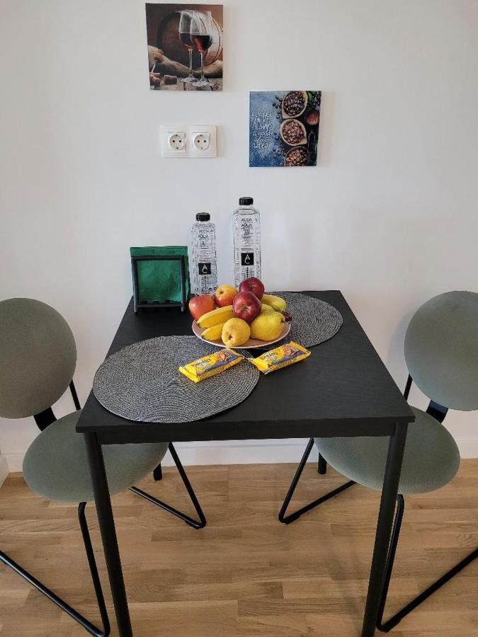 Art Apartment Bukares Bagian luar foto